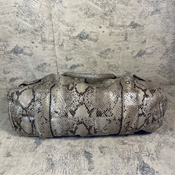 Kenneth Cole Snake Embossed Leather Bag with Kiss-lock Closure - Picture 6 of 13